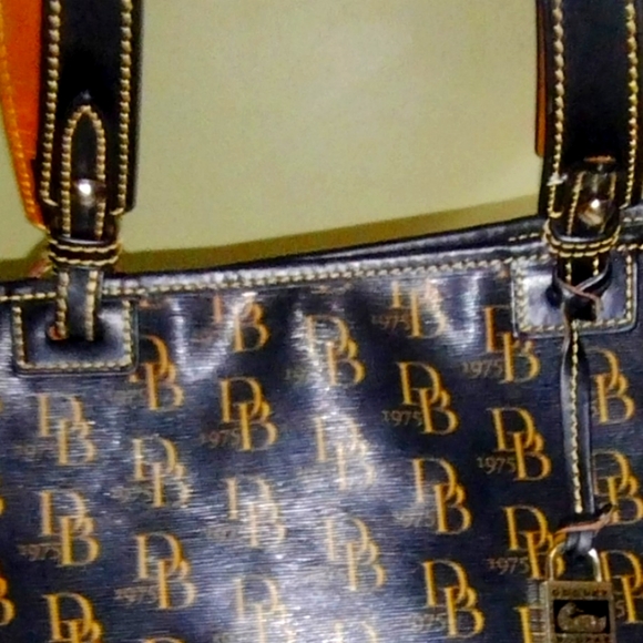 Dooney and Bourke shoulder leather bag - Picture 7 of 16